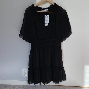 Zara klänning - Så söt zara klänning som är oanvänd. Stl L men mer som en M eller S. 