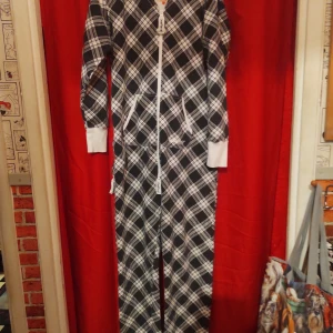 JUMPSUIT  - En JUMPSUIT i storlek S 