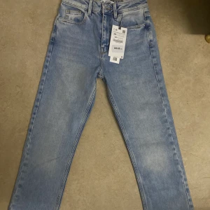 Jeans storlek 34 - Från zara! Köpte för 360kr och de har aldrig använts. 
