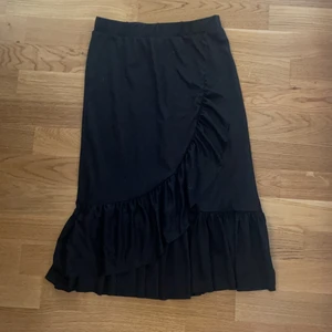 Kjol - Svart kjol som sitter tight tills volangen, jätte skönt och mjukt material, storlek xs, aldrig använd då jag råkade köpa två