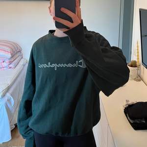 Grön vintage champion sweatshirt 💚 storlek xl men sitter perfekt oversized på mig som vanligtvis bär s/m 😇
