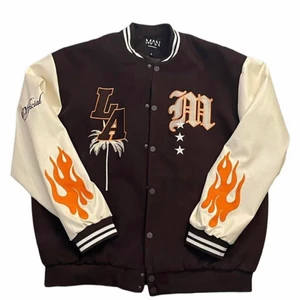 Varsity jacka - Brun varsitt jacka perfekt för hösten  Lite Oversize  Storlek S( Oversize)  Aldrig använd 