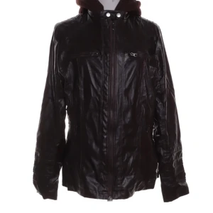 Skinnjacka i brunt - Jättefin skinnjacka med bra passform på mig som ofta har storlek S. (inte äkta skinn/läder). Har använts en del gånger men säljer eftersom har inte kommit till användning på ett tag. Den är lite brunare än vad som syns på bilden.