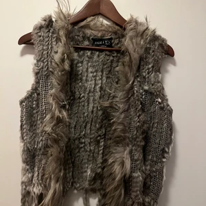 Pälsväst - Hej! Säljer denna pälsvästen ifrån Hollies! Köparen står för frakten 🤍