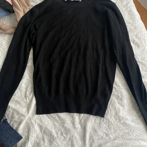 Stickad tröja - Svart tunt stickad tröja fårn zara med silvriga knappar på ärmarna. Den har tyvärr blivit för liten på mig så kommer inte till användning. Passar till mycket och är jättefin. Säljer en likadan fast beige.