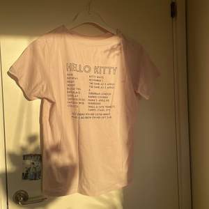 Unik ljusrosa Hello Kitty t-shirt som jag fick av mitt ex 🥴. Knappt använd och jättebra skick :)