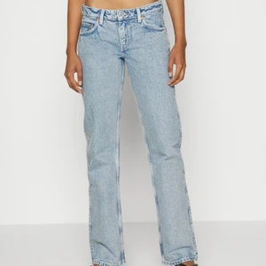 Jeans - Säljer mina arrow weekday jeans i summer blue då de ej kommer till användning. Storlek 32/34, jag är 171cm och de är lite för långa på mig. Skriv för flera bilder💙 köpta för 500 och säljer för 400kr+frakt! (har normalt 40-42 i jeans och de sitter perfekt)