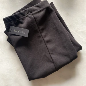 Kjol - Svart enkel kjol från Nelly aldrig använd 