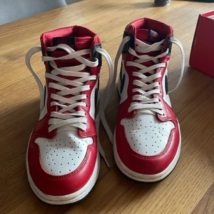 Jordan 1 High OG Satin snake - Köpta för 3500kr Använt väldigt få gånger  Sko kartong får du med  Röda snören och Svarta snören finns med Frakt bara