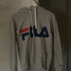 Fila hoodie - Säljer min gråa fila hoodie köptes för några år sen på junkyyard. Lite noppriga snören men annars i fint skick