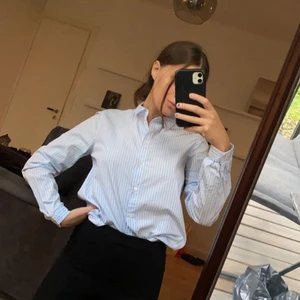 Skjorta massimo dutti  - Stilren klassisk skjorta med vita ränder. Använd 1-2 gånger så i riktigt bra skick. Passar till allt!!