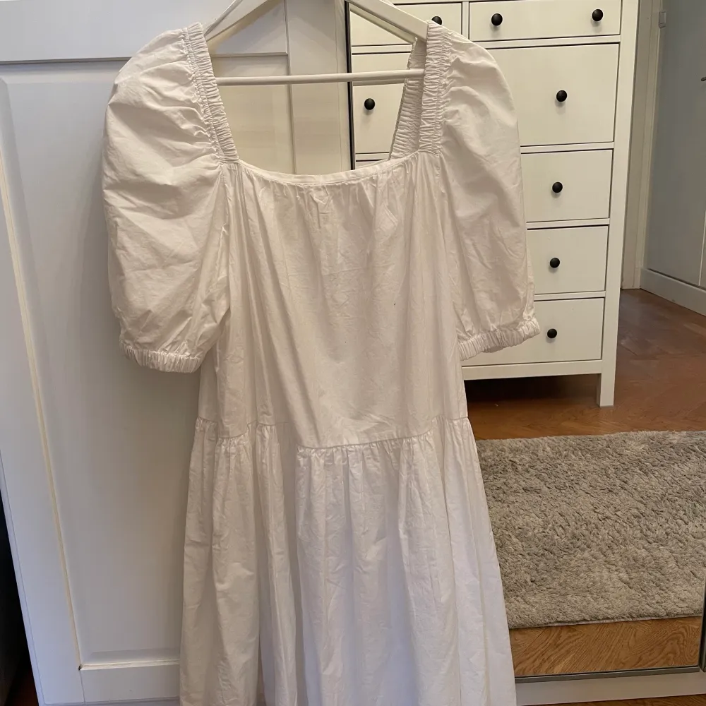 Superfin vit klänning från Gina Tricot som inhandlades i sommras men som tyvärr inte kom till användning hos mig. Den är därför helt oanvänd och i väldigt bra skick!🤩😍 (första bilden är lånad från ginas hemsida). Klänningar.