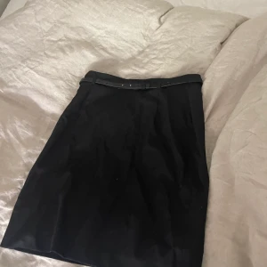 Kjol - Länge kjol från hm med tillhörande skärp