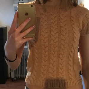 Old Molly stickad tröja - Fin och elegant stickat tröja /väst som ny använd fåtal gånger.  Finns i Södra Sandby kan tas till Lund. 