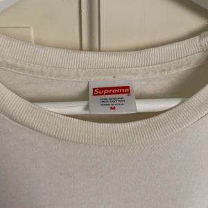 Vit Supreme t-shirt - Riktigt fet supreme t-shirt. Relativt använd men fortfarnade i helt ok skick