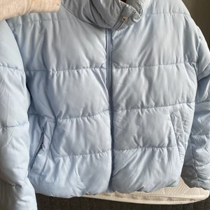 Blå puffer jacka - Säljer min väldigt varma puffer jacket. Ej andvänd, bara testad. Skriv för fler bilder på jackan 💙Jackan är liten för sin storlek