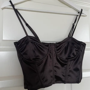 Korsett topp  - Säljer denna superfina korsett topp i svart silkes liknande tyg❤️ Är i storlek 38 men är ganska liten i storlek så passar nog en 36a bättre❤️  