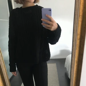 Svart stickad tröja  - Stickad tröja från ginatricot. Den är använd och har lite nopprig, därav priset💕