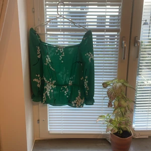  Blus topp  -  körsbärsträd mönstrad topp blus i grön färg riktigt priset går att diskutera kan mötas upp i Göteborg som sagt
