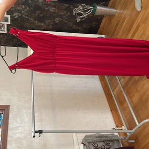 Klänning - Vinröd långklänning Hm. Storlek ;medium Hund finns i hemmet 