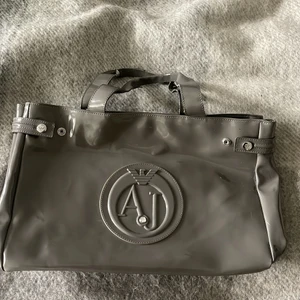 Armani Jeans Bag - Säljer min riktiga Armani Jeans Plastpåse.  Är en väldigt söt väska, med mycket utrymme och fickor.
