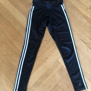 Adidas tights  - Svarta adidas träningstights. Storlek XS. Säljer pga dom är lite för små. Använda ett fåtal gånger men bra kvalitet .