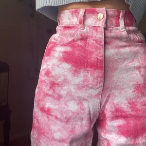 Nya Byxor! Xxs  - Orginalpris — 379kr + 80kr tull  Jätte fina byxor som tyvärr är för små för mig. Beställde för över ett år sedan och fick paketet nu så hann tyvärr bli för små. Därför är prislapp kvar. Oanvända.  Mös upp eller fraktas. Köparen står för frakten <3