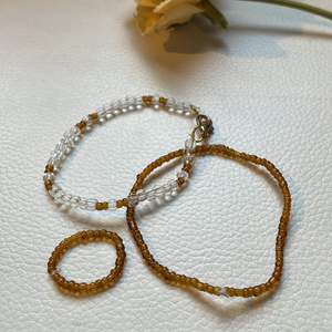 Två handgjord armband och en ring i bruna färgerna. Delikata accessoarer, snarare för personer med mindre händer