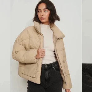 Nakd beige vinterjacka  - Endast använd ett par gånger, i nyskick. Storlek 34 men mycket oversized i storleken, passar mig som vanligtvis har 36-38❤️