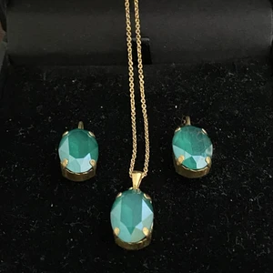 Gröna matching örhängen halsband  - Matchande gröna örhängen och halsband! Helt oanvänd och nytt skick :) fin som present till någon eller till dig själv🫶 kommer i en svart smyckes låda <3