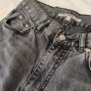 Junkyard perfect 80’s jeans - •Gråsvarta perfect 80’s jeans från Junkyard •Högmidjade •Storlek S •Mycket bra skick •Nypris 500 kr •Mitt pris 250 kr