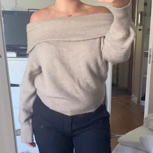 Stickad Off Shoulder - Beige stickad Off shoulder tröja som jag köpte förra året. Aldrig använt och prislappen är kvar🤍 det är strl xs