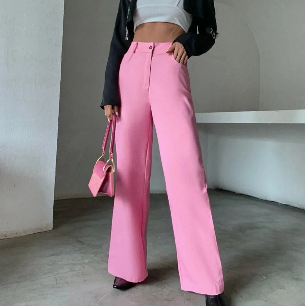 ett par vida rosa byxor från shein i storlek S!. Jeans & Byxor.