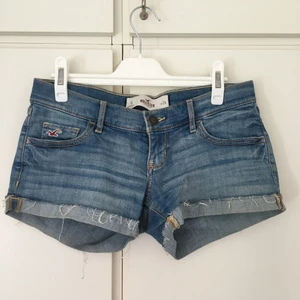Jeansshorts, strl W24 - Korta jeansshorts med låg midja. Från Hollister. Midjestorlek 24.