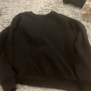 Svart tröja  - Stilren svart tröja från lager 157 i storlek S. Aldrig använd. Fraktas om köparen står för frakt! 