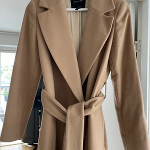 Fin kappa från Massimo Dutti - Säljer en fin kappa från Massimo Dutti som använts fåtal gånger. Storlek 34 men sitter som 36. Nypris 2499 kr och säljer för 1200 kr. 