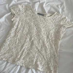 Topp - Super fin t shirt som passar perfekt nu till hösten, hör av er om ni är intresserade. Pris kan diskuteras, kan köpas direkt för 170