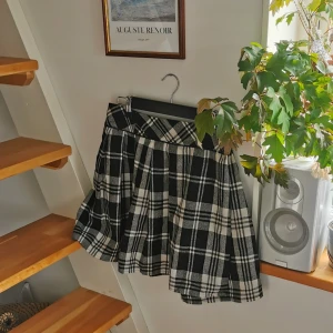 Rutig kjol - Rutig kjol av hög kvalitet i gott skick.  Flera lager tyg ger plagget integritet och veckade sömmar skapar tenniskjolstruktur.   Kjolen är ca 44 cm lång från topp till botten och väger 270 gram.   Sparsamt använd, säljs eftersom jag vuxit ur den.  🍂🕯️