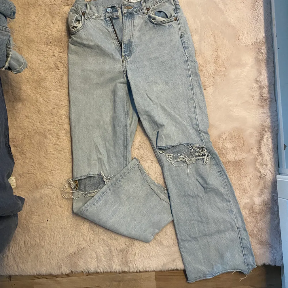 Jeans från zara men kommer ej till användning länge! . Jeans & Byxor.