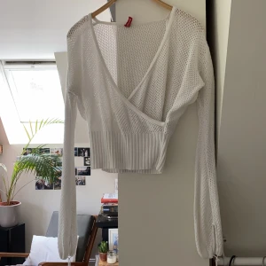 Vit topp🌷 - En så fin topp som man kan klä upp och ned!☺️☺️