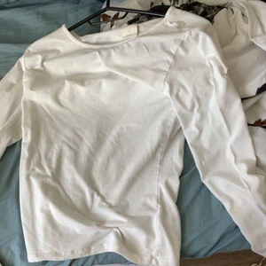 Tröja  - Säljer denna vita tröja med sitter jätte fint på.