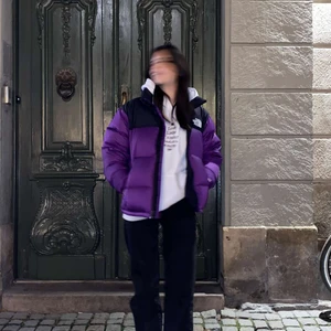 💜Lila the North face jacka 💜 - Köpte jackan föra året och användes under vintern, jackan är i bra skick, inga skador. Storleken är i herr model storlek S . Original pris :3800kr , jackan kommer tvättas , kemtvätt, innan den blir såld, För fler bilder och information skriv privat 💜