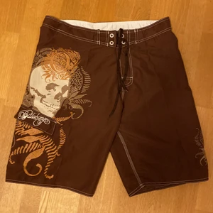 Billabong badbyxor - Bruna Billabong badbyxor med dödskalle print i storlek XL
