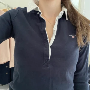 Gant - Säljer min gant tröja i marinblå färg, betalning sker via Swish, kan fraktas men köparen står för frakten. Kan även mötas upp💙