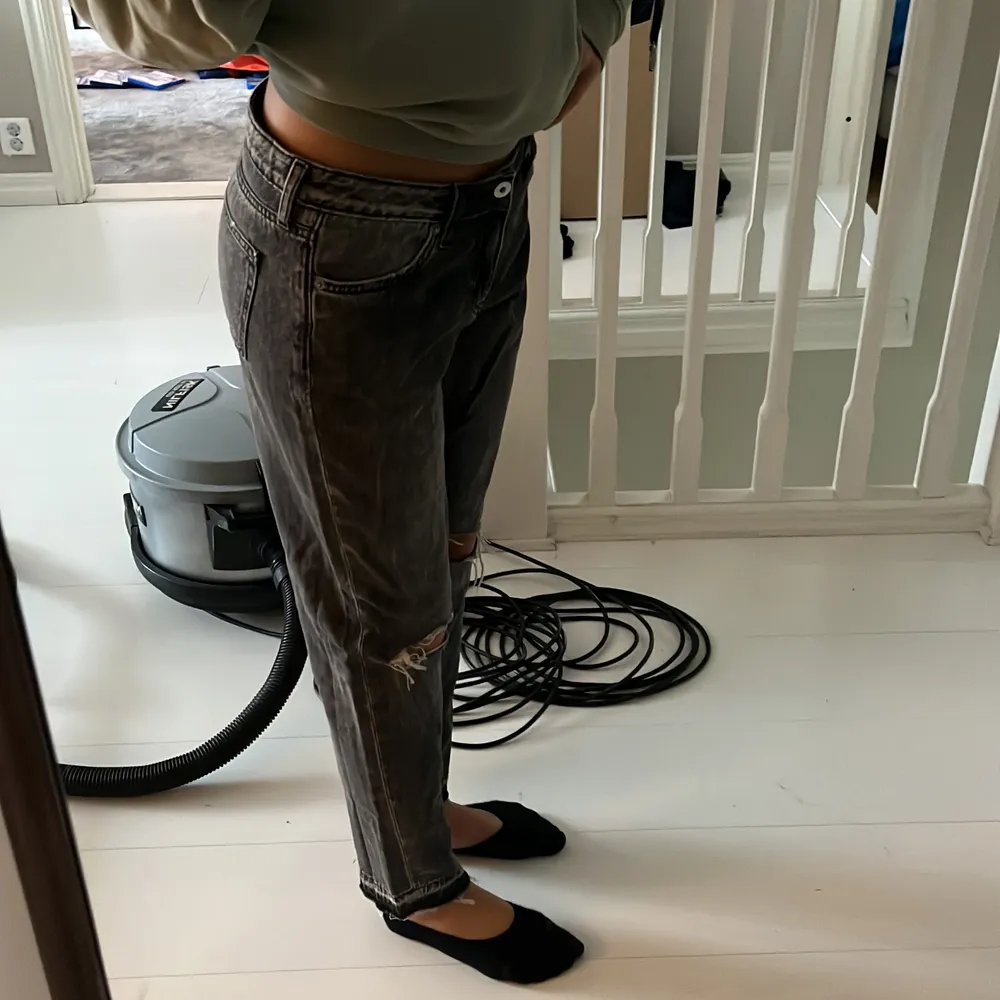 Low waist jeans ifrån hm Hittar inte vad det är för storlek men skulle säga att dom sitter som en Storlek s/m men att dom är ganska stora i midjan  Tryck inte på ”köp direkt” . Jeans & Byxor.