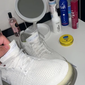 Vapormax  - Hej säljer dom här skorna nu för 1200kr köpte dom för typ 3500kr kan tänka mig byten också :)