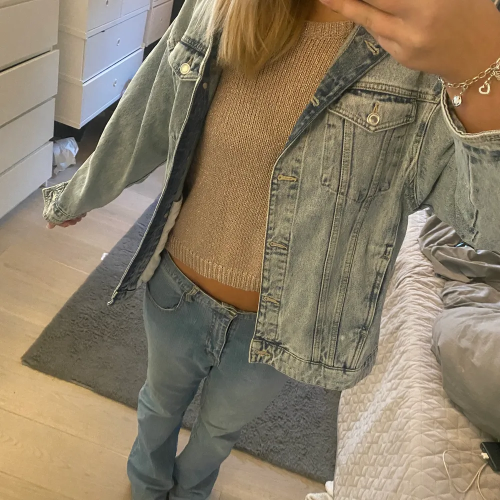 Säljer denna så snygga jeans jacka. Perfekt nu till hösten! 💗 från zara! Storlek M . Jackor.