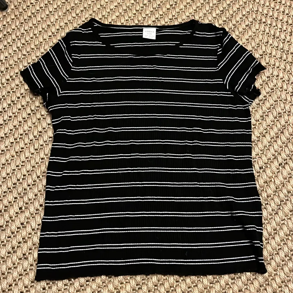 En tajt lite kortare t-shirt. T-paidat.