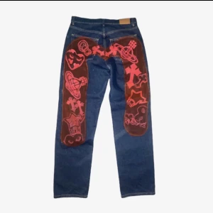 Mid waist jeans med målat tryck i bak  - ❗️OBS BUDGIVNINGEN SLUTAR DEN 15/1 11.00‼️‼️ Säljer dessa jeans men egen design på baksida som efterliknar evisu trycket fast med annan design Storlek 38/40 I superbra skick Bud börjar på 350 och höjs med 10kr Skriv dm för frågor