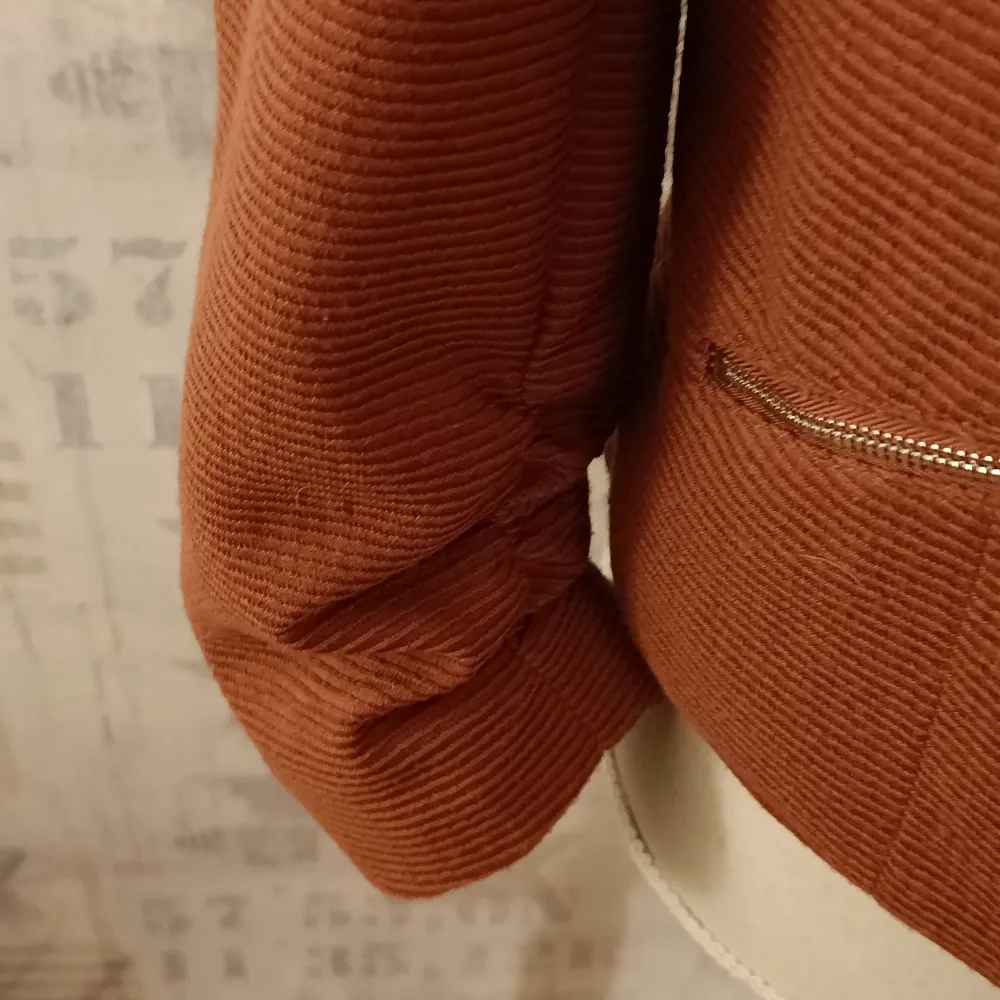 Snygg kort jacka i mjukt material Två fickor med dragkedja Lite rynk i ärmslut Lite anv. Tröjor & Koftor.